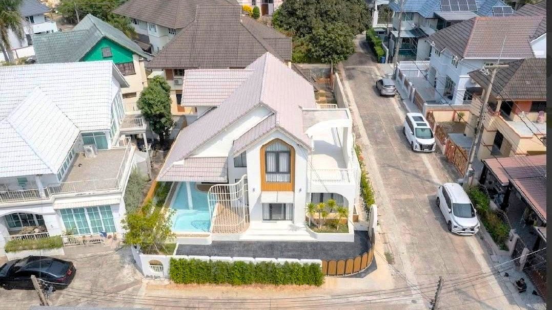 picture Luxury Renovated Pool Villa for Sale Modern in Central Pattaya - 1/13