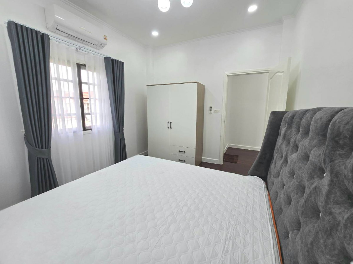 รูป บ้านเดี่ยว2ชั้น หมู่บ้านพาร์คเวย์ ชาเล่ต์ หลังมุม รามคำแหง190/1 บ้านไซส์ใหญ่ ราคาสุดคุ้ม แต่งพร้อมอยู่ ทำเลดี  - รูปที่ 43/46