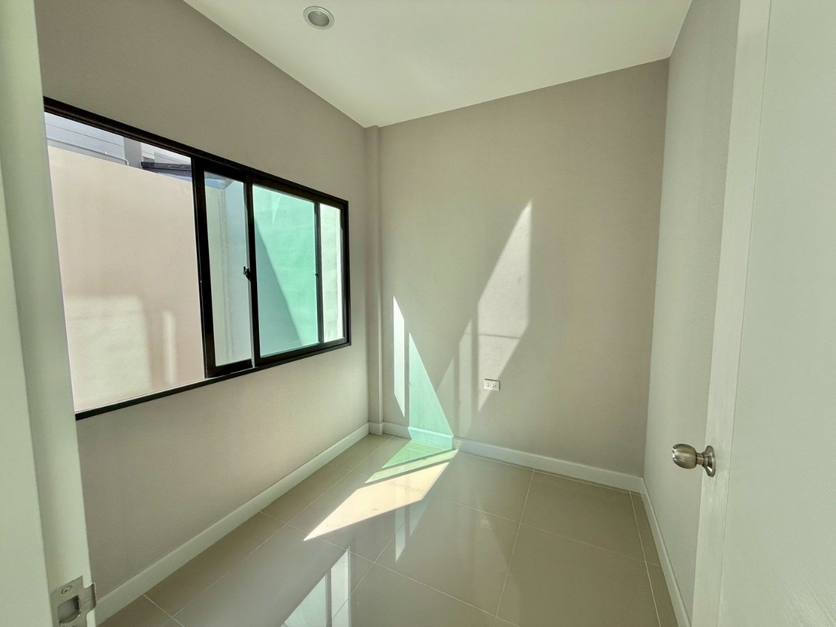 รูป ให้เช่าทาวน์เฮ้าส์หลังมุม โครงการ V Compound Tiwanon-Rangsit พร้อมที่ดินขนาดใหญ่เท่าบ้านเดี่ยว พื้นที่เยอะ อยู่สบาย บรรยากาศดี ✨ - รูปที่ 7/15