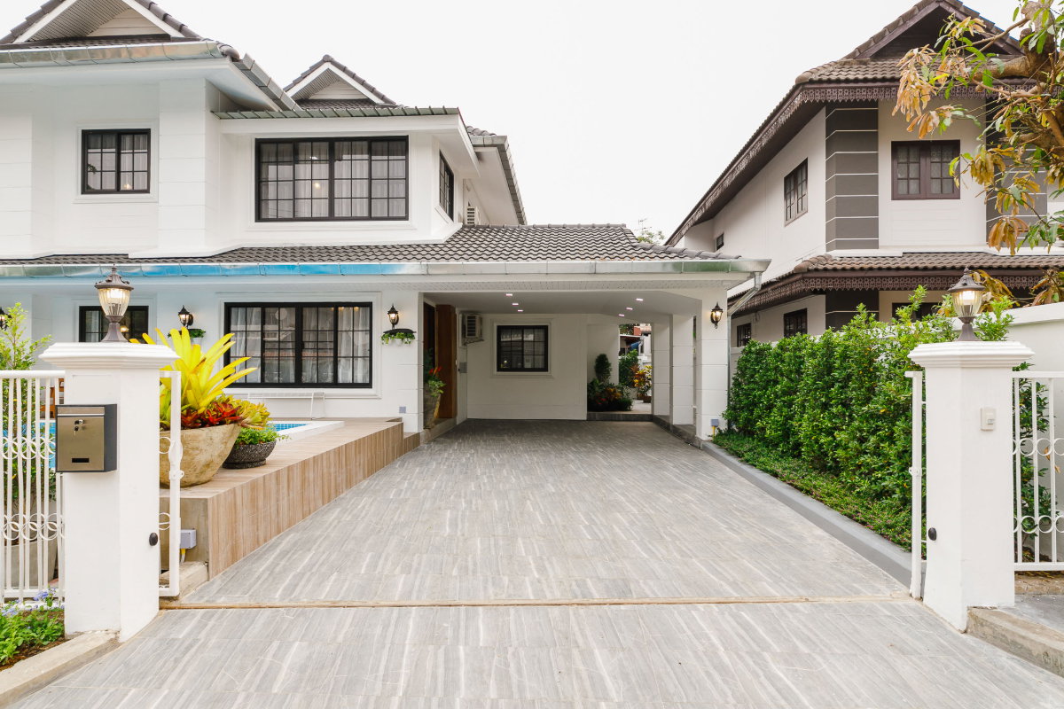 รูป บ้านเดี่ยวพร้อมสระว่ายน้ำ ให้เช่าพร้อมเฟอร์นิเจอร์การตกแต่งสวยหรู น่าอยู่ พื้นที่ใช้สอยภายในกว้างขวาง ใกล้ตลาด เดินทางสะดวก #A8-V0026 - รูปที่ 2/41
