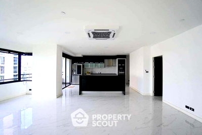 Condos for sale : 3-BR Condo at Moon Tower Condominium near BTS Thong Lor (ID 803451)