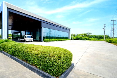 เช่าอาคารพาณิชย์ สิงห์บุรี : โชว์รูมพร้อมใช้งาน สิงห์บุรี บางมัญ ถ.สายเอเชีย บนพื้นที่ 2 ไร่ หน้ากว้าง 38 เมตร 1,700 ตร.ม.