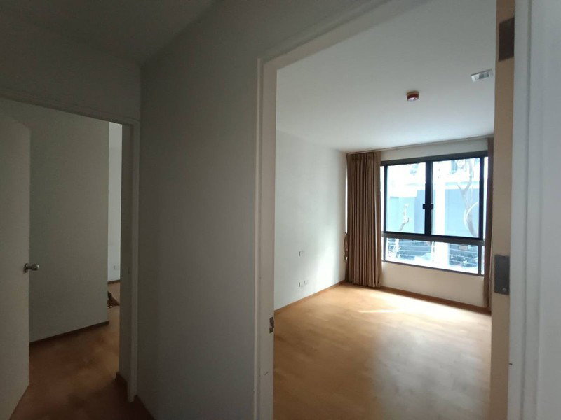 picture A033803 Issara @ 42 Sukhumvit - 2/8