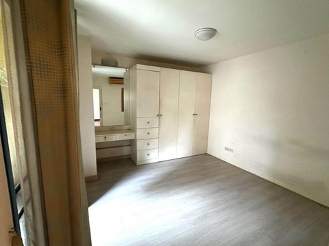 A033609 Pipat Place