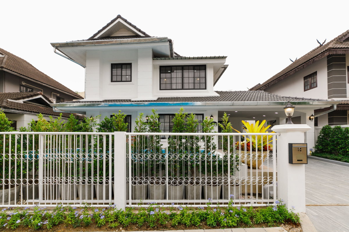 รูป บ้านเดี่ยวพร้อมสระว่ายน้ำ ให้เช่าพร้อมเฟอร์นิเจอร์การตกแต่งสวยหรู น่าอยู่ พื้นที่ใช้สอยภายในกว้างขวาง ใกล้ตลาด เดินทางสะดวก #A8-V0026 - รูปที่ 1/41