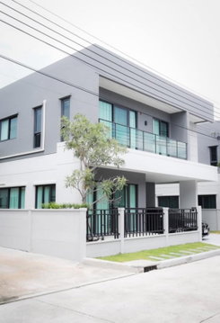 🏡 House for Rent – Centro Bangna ✨ Brand-new single house in a premium project, only 5 minutes from Mega Bangna. Convenient location with