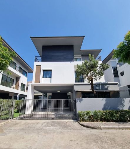 ให้เช่า บ้านเดี่ยว 3 ชั้น หมู่บ้านลุมพินี สวนหลวง ร.9  เฉลิมพระเกียรติ ร.9 ซอย 40/1 (ประเวศ)
