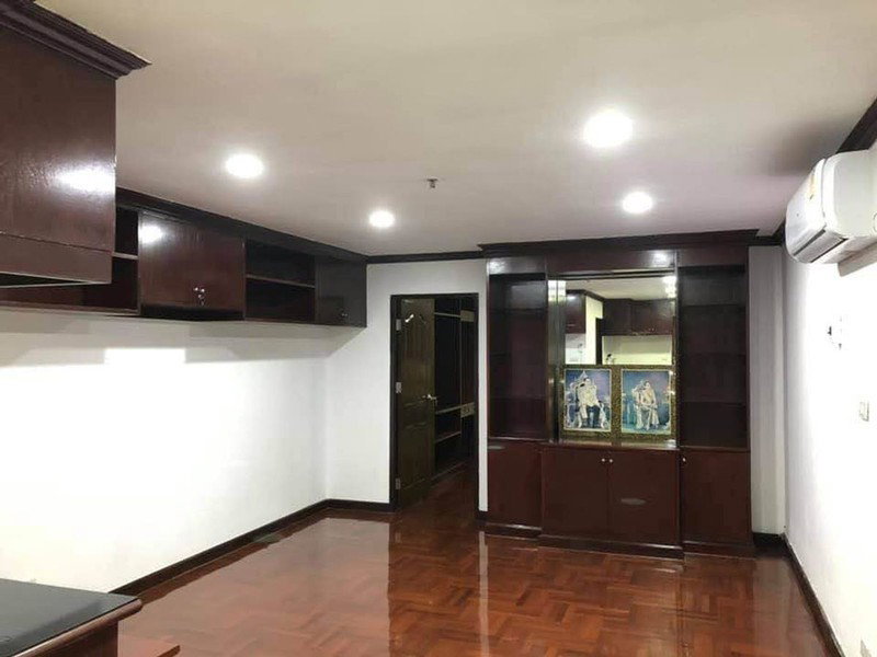 picture A034009 Master View Executive Place - 1/8