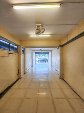 Corner unit, main road frontage, ideal for retail. Shop house for rent, 1st and 2nd floors, Rama 4 Road, near Lumpini Park, MRT Sala Daeng, Silom.