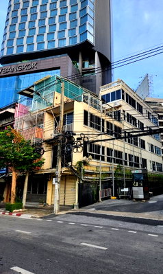 Retail spaces for rent : Corner unit, main road frontage, ideal for retail. Shop house for rent, 1st and 2nd floors, Rama 4 Road, near Lumpini Park, MRT Sala Daeng, Silom.