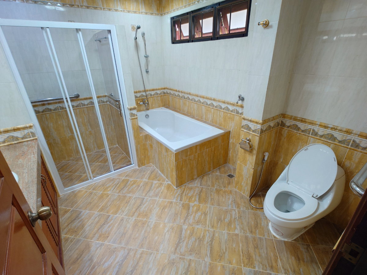 รูป 🔥🏡 บ้านเดี่ยวหลังใหญ่ ทำเลมหิดล ใกล้เมือง! 3 นอน 4 น้ำ มีห้องนอนชั้นล่าง + จอดรถ 3 คัน พร้อมอยู่สุดคุ้ม 💖✨ - รูปที่ 26/37