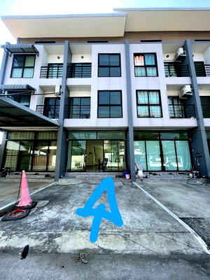Shophouses for sale Muang Chiang Mai Chiang Mai :  Large, newly built building in a prime economic location in the heart of Chiang Mai city.     #C9MG100662