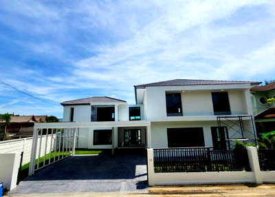 Houses for sale Bang Yai Nonthaburi : Newly renovated house for sale in Nantawan Wongwaen-Rattanathibet project. Close to Bang Yai Market Station on the Purple Line MRT 