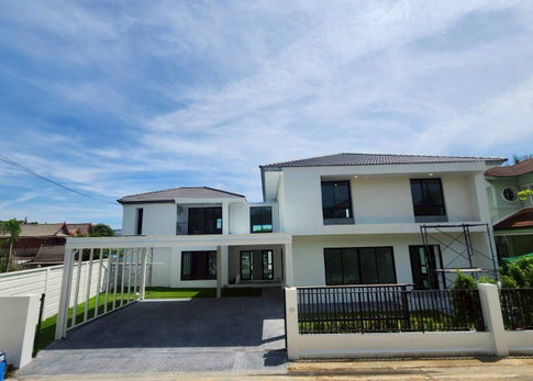 Newly renovated house for sale in Nantawan Wongwaen-Rattanathibet project. Close to Bang Yai Market Station on the Purple Line MRT