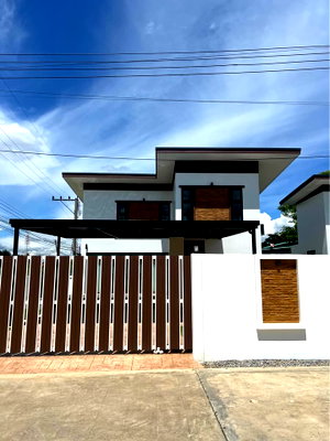 Houses for sale San Kamphaeng Chiang Mai :  House with private swimming pool, outside of a housing project. Prime location, near international schools.   #CSP100922