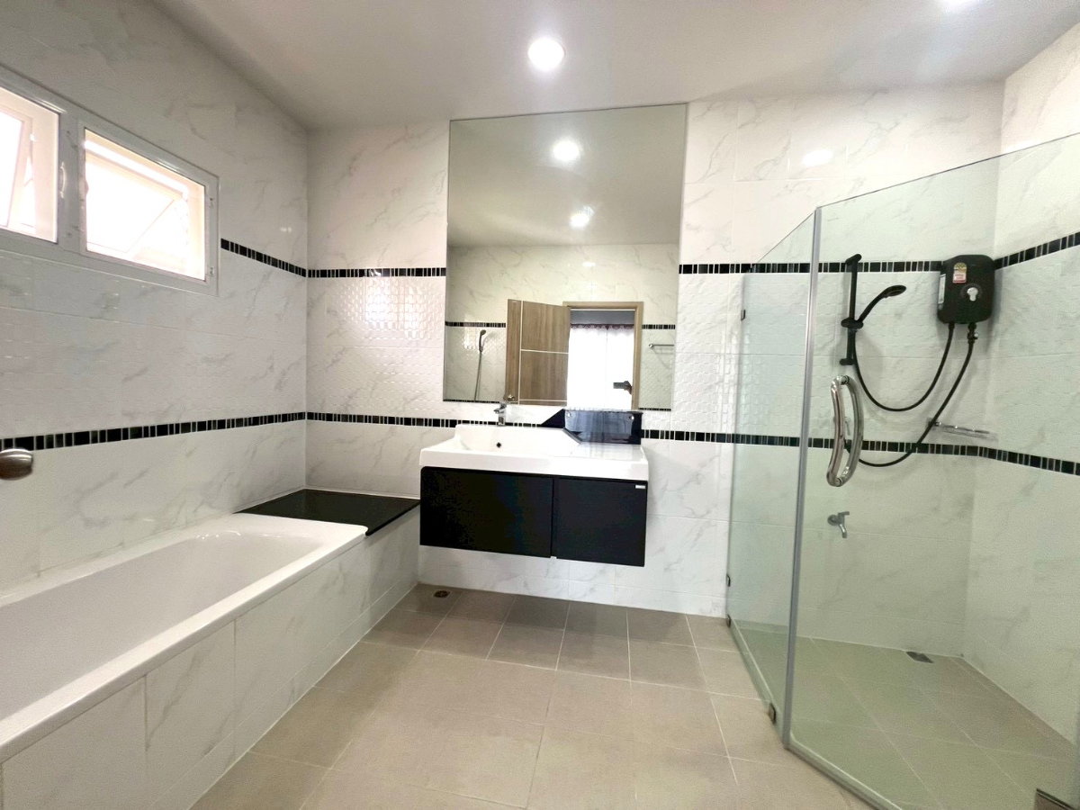รูป บ้านในโครงการทำเลย่านเศรษฐกิจ พร้อมคลับเฮ้าส์และสระว่าย พร้อมระบบรักษาความปลอดภัย 24 ชม   #ASP-H0788 - รูปที่ 12/17