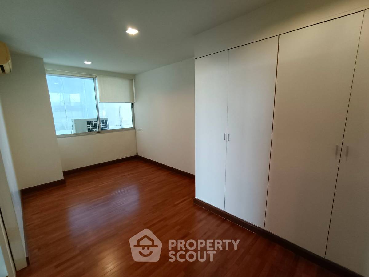 picture 2-BR Condo at Newton Tower Condominium near BTS Nana (ID 996704) - 8/9