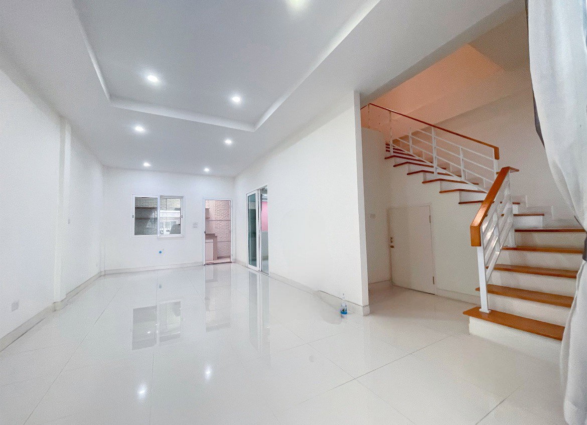 picture House for Sales in Prime Location - 12/22