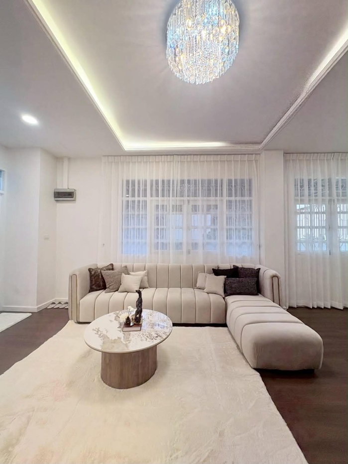 รูป 🏡✨ ให้เช่า Townhouse 3 ชั้น — รัชดานิเวศน์ แยก 4 บ้านสวย ฟีลอบอุ่น ทำเลใจกลางเมือง เข้า–ออกได้หลายเส้นทาง - รูปที่ 3/15