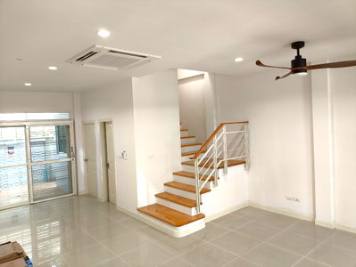 ทาวน์โฮมให้เช่า : 🏡H174 | ให้เช่าทาวน์โฮม 3 ชั้น (รีโนเวทใหม่) บ้านกลางเมือง พระราม 9-ลาดพร้าว ห่างจากเอกมัยเพียง 7 นาที (รับสัตว์เลี้ยง!)