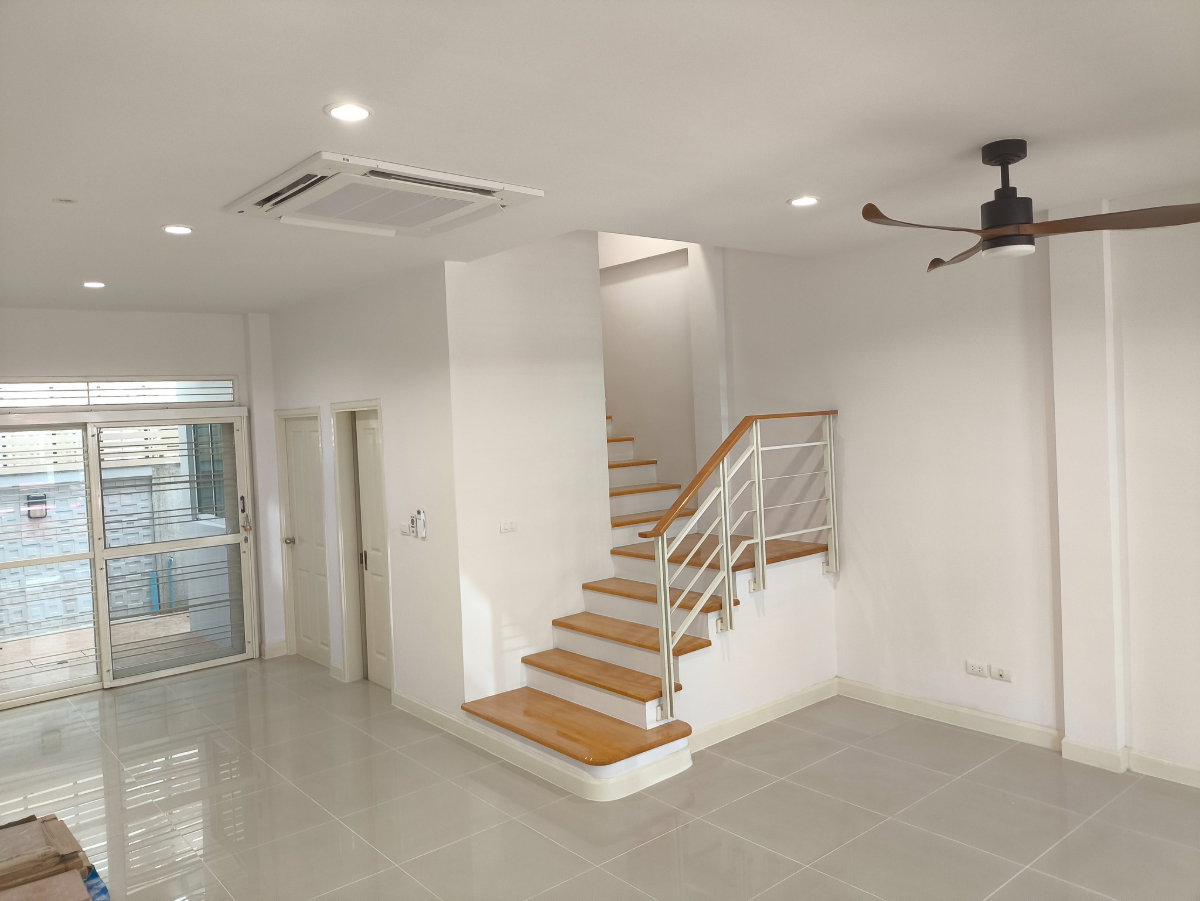 รูป 🏡H174 | ให้เช่าทาวน์โฮม 3 ชั้น (รีโนเวทใหม่) บ้านกลางเมือง พระราม 9-ลาดพร้าว ห่างจากเอกมัยเพียง 7 นาที (รับสัตว์เลี้ยง!) - รูปที่ 1/12