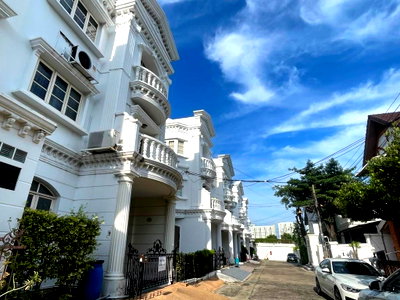 เช่าทาวน์โฮม ม.กรุงเทพ กล้วยน้ำไท : ให้เช่าทาว์นเฮ้าส์ 5 ห้องนอนใน ม.สุขุมวิทการ์เด้นซิตี้ในสุขุมวิท 79  พื้นที่ 200 ตรม. 3 ห้องนอน, 700เมตรจากบีทีเอสอ่อนนุช