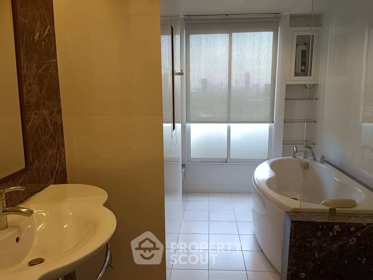 picture 2-BR Condo at Newton Tower Condominium near BTS Nana (ID 996704) - 6/9