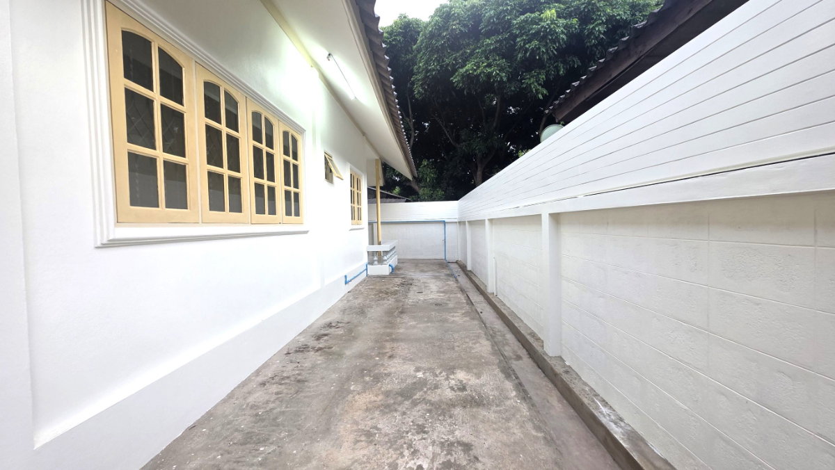 รูป บ้านนอกโครงการ รีโนเวทใหม่ ใกล้สิ่งอำนวยความสะดวก #CMR100288 - รูปที่ 8/25