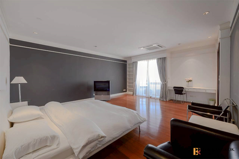 Ultimate Luxury Lifestyle with Convenience Las Colinas Condo near MRT Sukhumvit Station