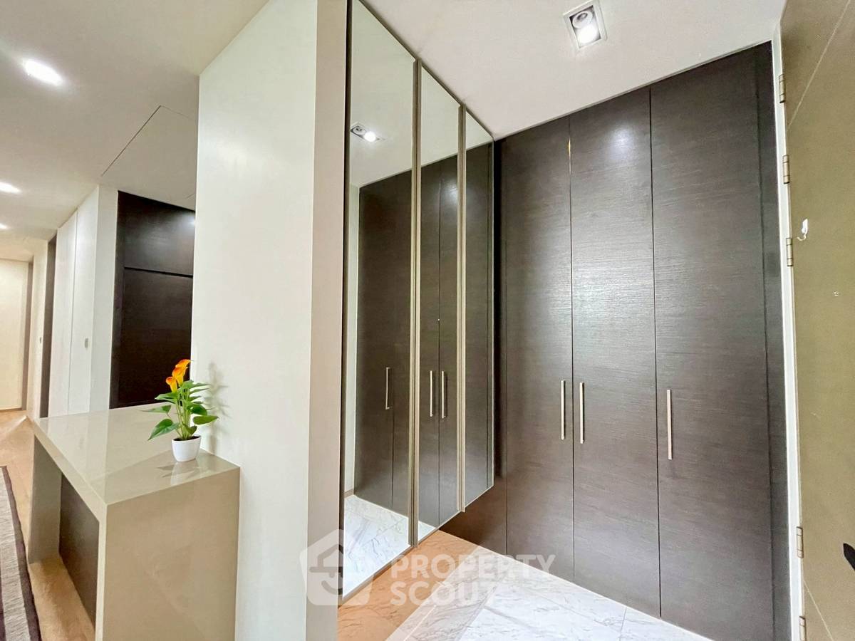 picture 2-BR Condo at Saladaeng One near MRT Si Lom (ID 2926645) - 8/18