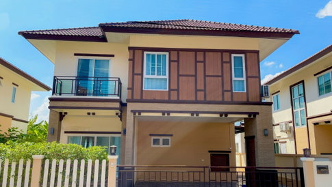 House in a project located in an economic area, with a clubhouse and swimming pool within the project, and 24-hour security.