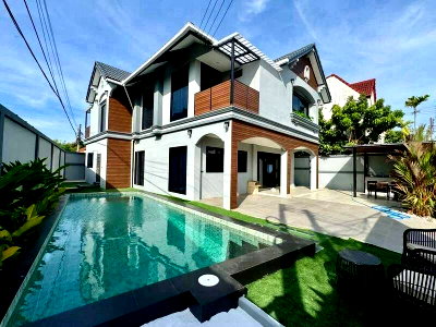 Houses for sale Bang Lamung Chonburi : Luxury pool villa for sale in Pattaya. Spacious area, modern design, located in Soi Siam Country Club.