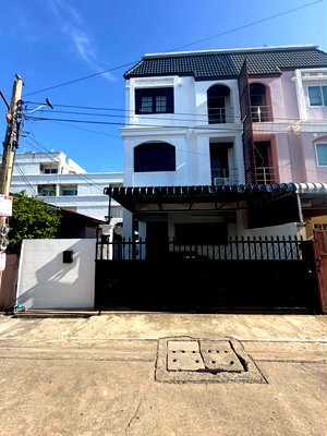 ทาวน์โฮมให้เช่า : 🏡✨ ให้เช่า Townhouse 3 ชั้น — รัชดานิเวศน์ แยก 4 บ้านสวย ฟีลอบอุ่น ทำเลใจกลางเมือง เข้า–ออกได้หลายเส้นทาง