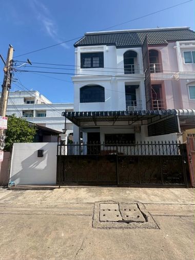 🏡✨ Townhouse for Rent — Ratchadanivej Soi 4 Warm and cozy 3-storey townhouse in a prime central Bangkok location
