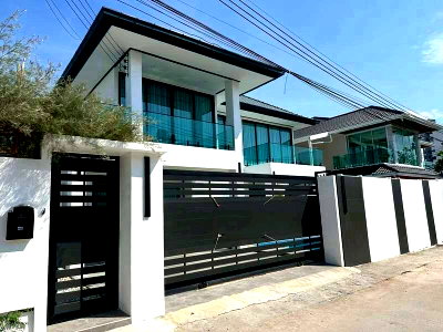 Houses for sale Thep Prasit Road : Single house for sale, Ekmongkol 2, near Jomtien Beach, Pattaya. Excellent location move in Ready.