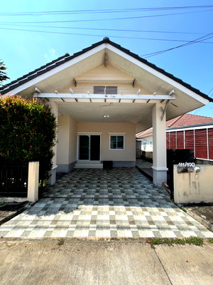 Houses for sale Hang Dong Chiang Mai : House in a project located in an economic area, with a clubhouse and swimming pool within the project, and 24-hour security.   #CHD101820