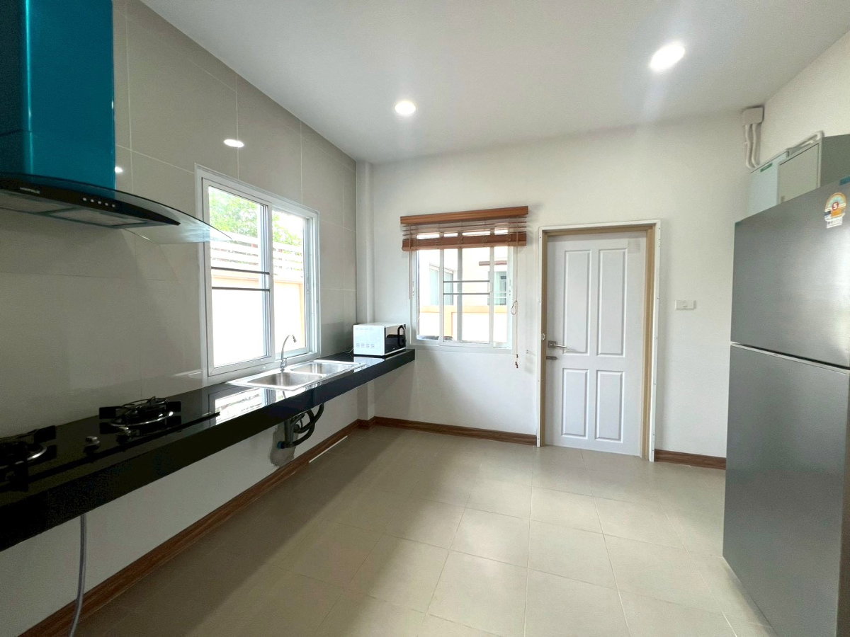 รูป  บ้านในโครงการทำเลย่านเศรษฐกิจ พร้อมคลับเฮ้าส์และสระว่ายน้ำในโครงการ พร้อมระบบรักษาความปลอดภัย 24 ชม  #CSP100925 - รูปที่ 11/17