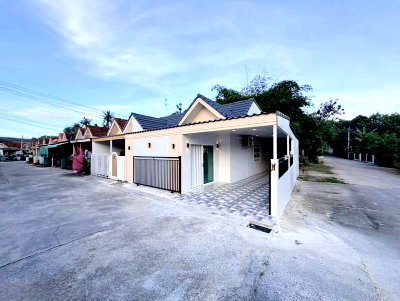 Townhouses for sale Si Racha Chonburi : Beautiful townhouses at a great price in Chaophraya Village, Sriracha, near Bueng Worakit Market.