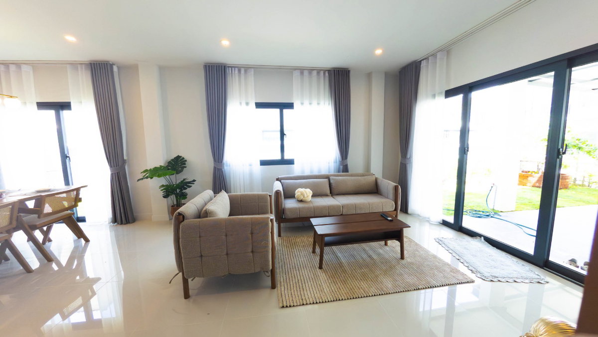 picture House in a gated community with 24-hour security. Quiet neighborhood. #A5-H0739 - 4/22