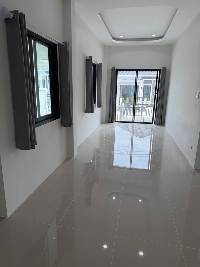 picture "Two adjacent brand-new single-family houses available for rent." - 4/6