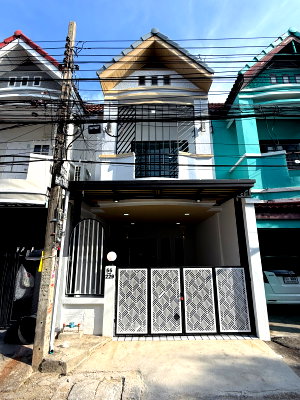 ทาวน์โฮม ถนนพระยาสุเรนทร์ : ทาวน์เฮ้าส์ 2 ชั้น ตกแต่งรีโนเวทใหม่ทั้งหลัง ทำเลดี หมู่บ้านเลิศอุบล ซอยพระยาสุเรนทร์44 ถนนรามอินทรา109 คลองสามวา เดินทางสะดวก