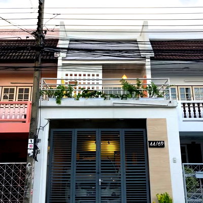 Townhouses for rent Yamjard Vichanusorn School : Townhouse for Rent, Fully furnished, ready to move in.