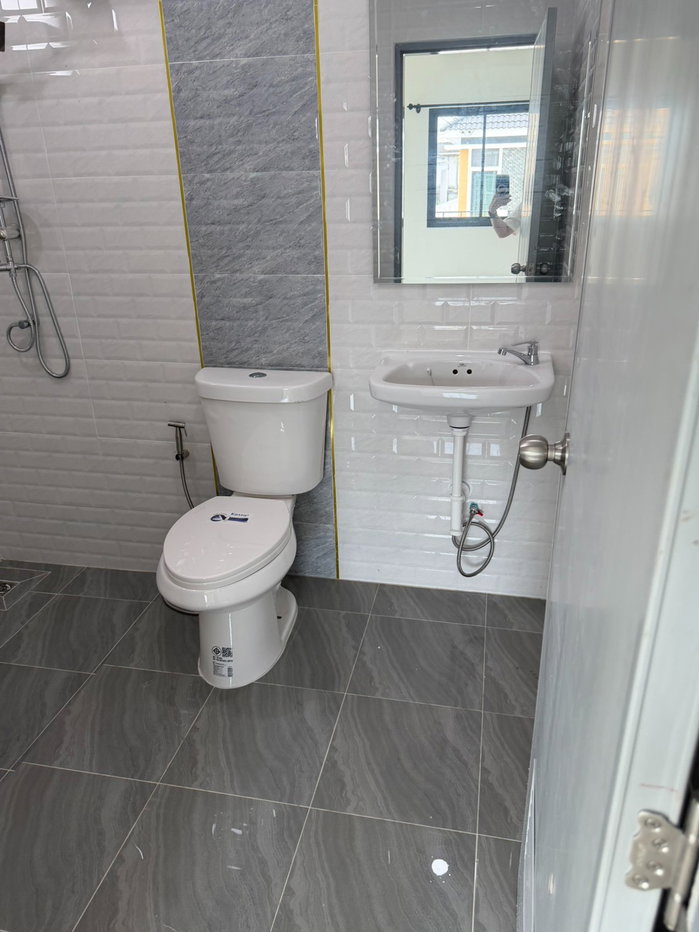 picture "Two adjacent brand-new single-family houses available for rent." - 6/6