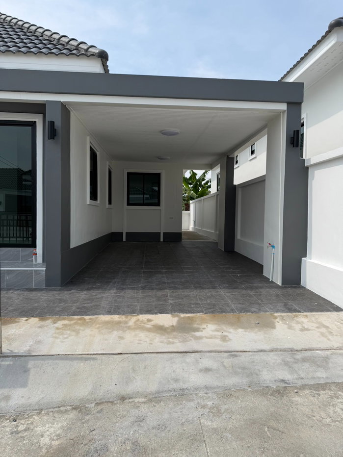 picture "Two adjacent brand-new single-family houses available for rent." - 2/6