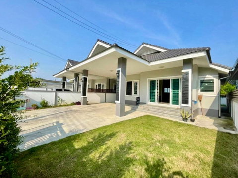 Single-story house for sale: 3 bedrooms, 2 bathrooms, 1 kitchen, 2 parking spaces.  #CHD101800