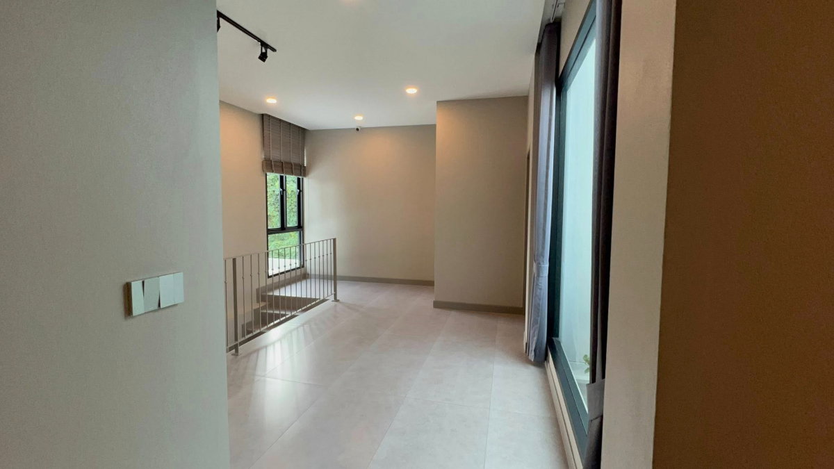 รูป 🔥 บ้านหรูสไตล์ Modern English ทำเลรวมโชค เข้าเมืองง่าย ฟังก์ชันครบ พร้อมอยู่ ฟรีโอน 🔥 - รูปที่ 4/40