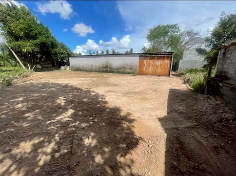 Land with buildings in a prime location in Nong Pla Lai, near Pattaya. Ideal for investment.