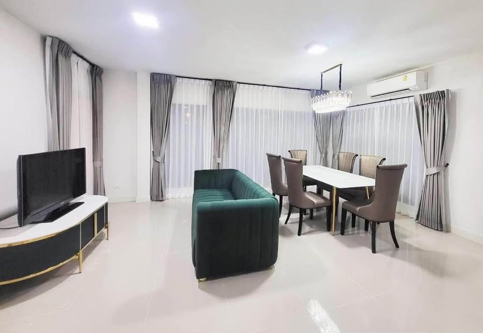 รูป 🏡✨ ให้เช่า บ้านกลางเมือง รามอินทรา | วิลล่าหรู 3 ชั้น บ้านมุมติดสวน พร้อมเข้าอยู่ 🌿  📍 ทำเลดี ใกล้ MRT สายสีชมพู - รูปที่ 2/12