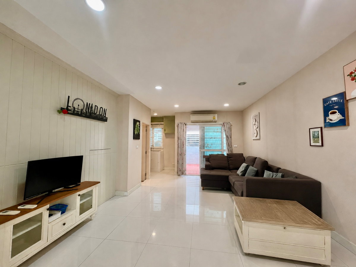 รูป ขายทาวน์โฮม 3 ชั้น บ้านกลางเมือง พระราม 9 – มอเตอร์เวย์ พร้อมเฟอร์นิเจอร์และเครื่องใช้ไฟฟ้า เข้าอยู่ได้ทันที ทำเลศักยภาพ ใกล้ทางด่วนและสนามบิน - รูปที่ 2/30