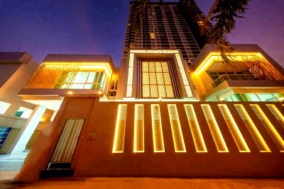 Houses for sale Na Jomtien, Chonburi : Luxury pool villa for sale near Dongtan Beach, Jomtien. Just steps from the sea.
